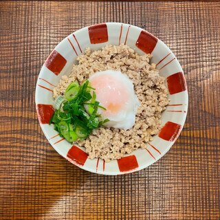 温玉のせ鶏そぼろ丼